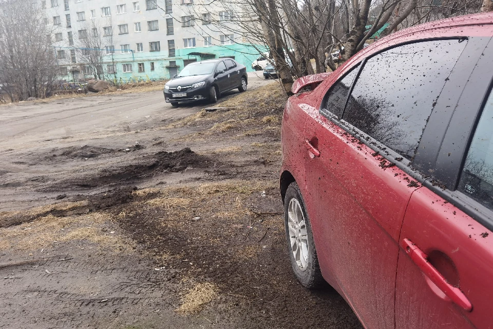 Спустя два часа водитель обнаружила, что ее машина в грязи. Фото: vk.com/murmansk_dtp
