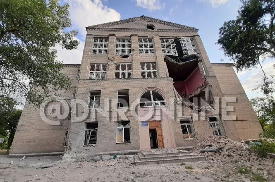 Последствия обстрела школы в прифронтовом поселке Александровка на западной окраине Донецка. Фото: ДНР онлайн