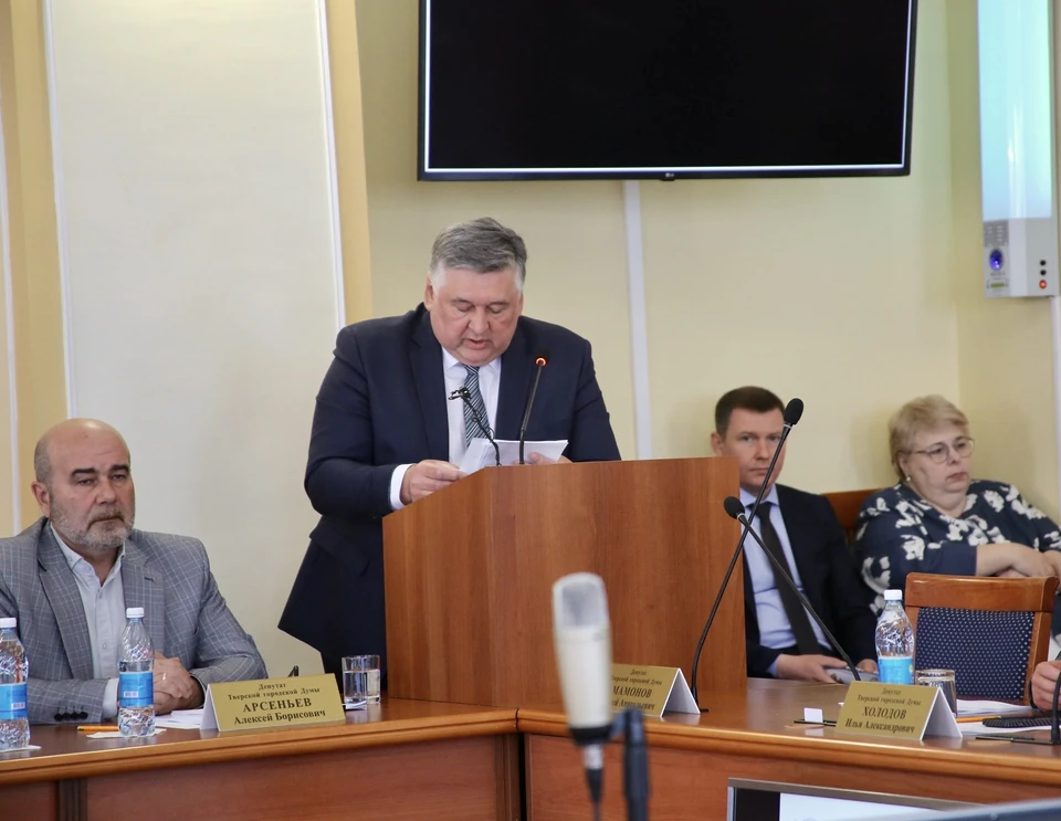 Глава города Твери Алексей Огоньков выступает перед депутатами. Фото: ТГД