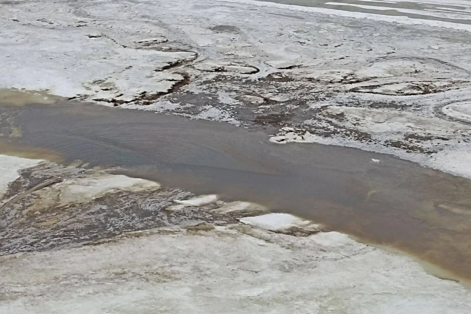 В Эвенкии в результате разлива нефтепродукты попали в реку. Фото: прокуратура