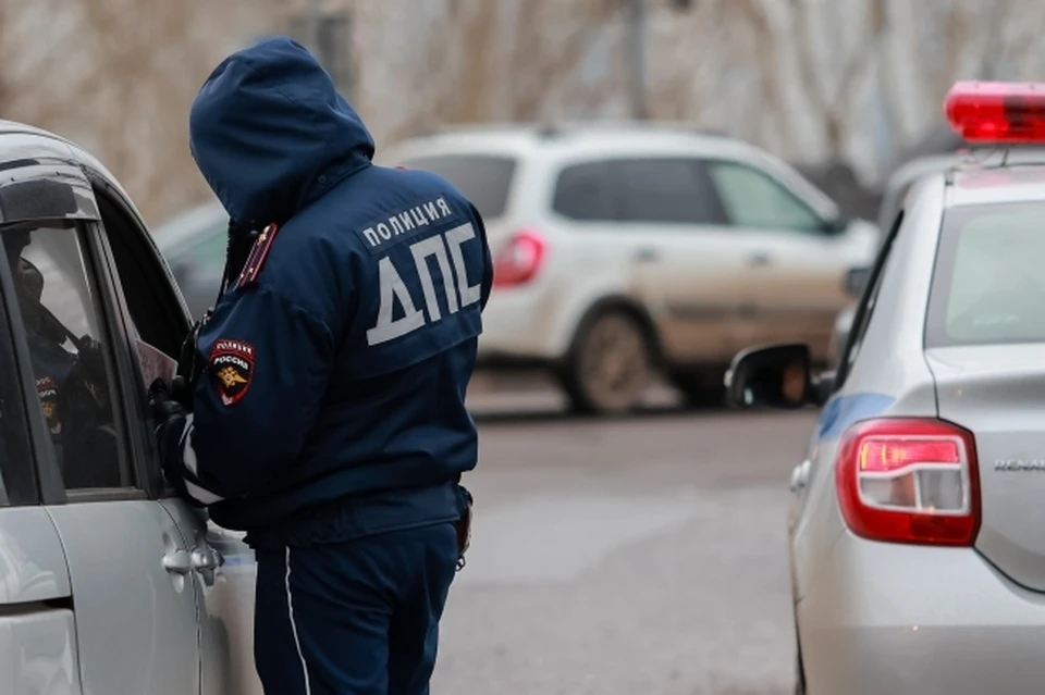 Сотрудники ДПС разбираются в деталях аварии в центре города