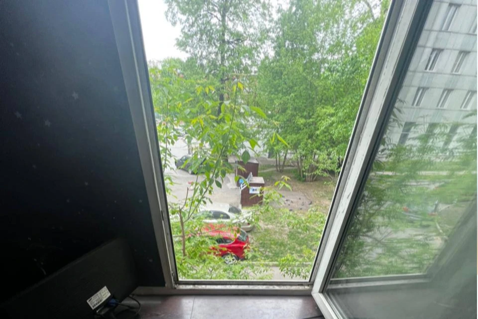 Трехлетний мальчик выпал из окна со второго этажа в Москве
