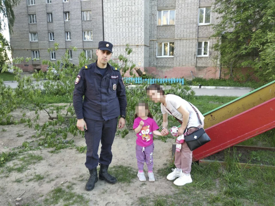Полицейские в Рязани нашли четырехлетнюю девочку, пропавшую во время прогулки с мамой. Фото: 62.мвд.рф
