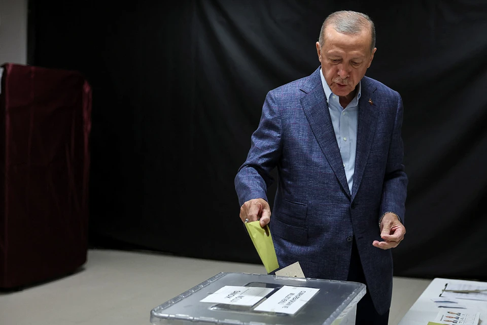 На президентских выборах в Турции будет второй тур. Нынешнему лидеру страны Реджепу Тайипу Эрдогану не хватило меньше одного процента голосов, чтобы победить в первом туре.