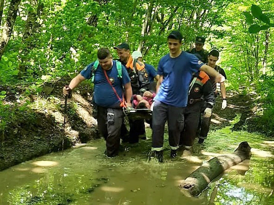 Спасателям пришлось вброд преодолевать реки. Фото: t.me/kubanspas