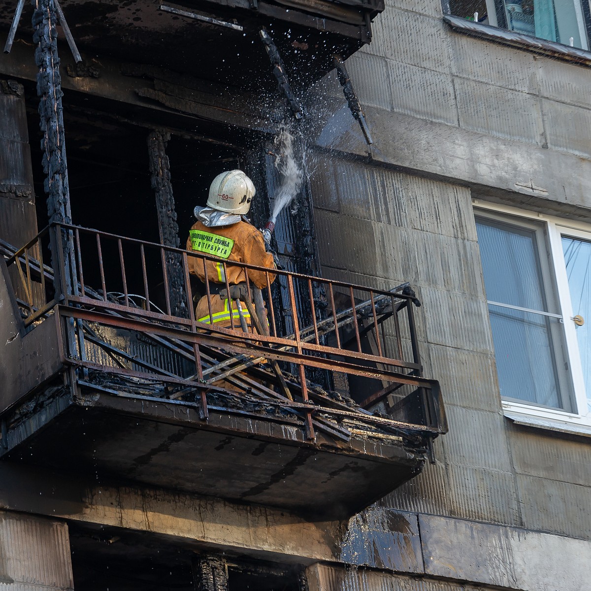 15 человек эвакуировали из-за пожара на переулке Бойцова в Петербурге -  KP.RU