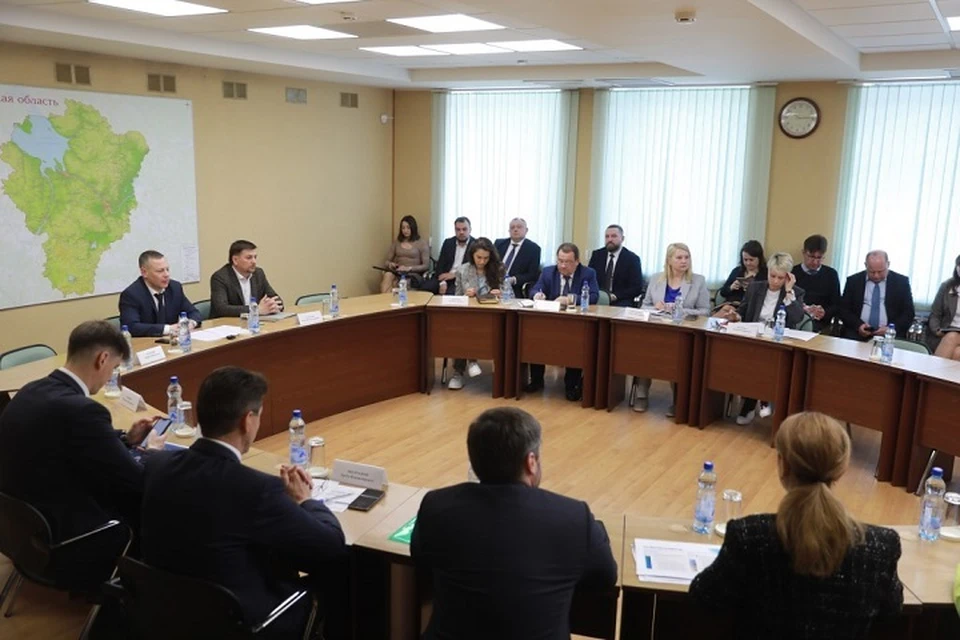 В ходе совещания губернатор Михаил Евраев напомнил, что срок реализации проектов – 1 августа.