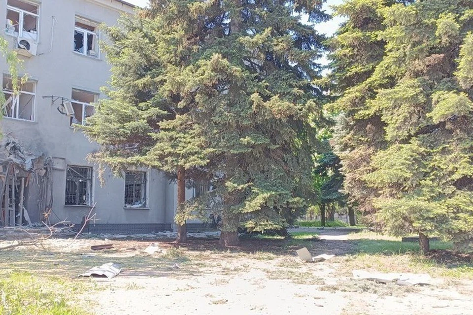 В Ясиноватой повреждены многоквартирные дома, дома частного сектора, административные здания, соцобъекты, продуктовый магазин. Фото: ТГ/Шевченко