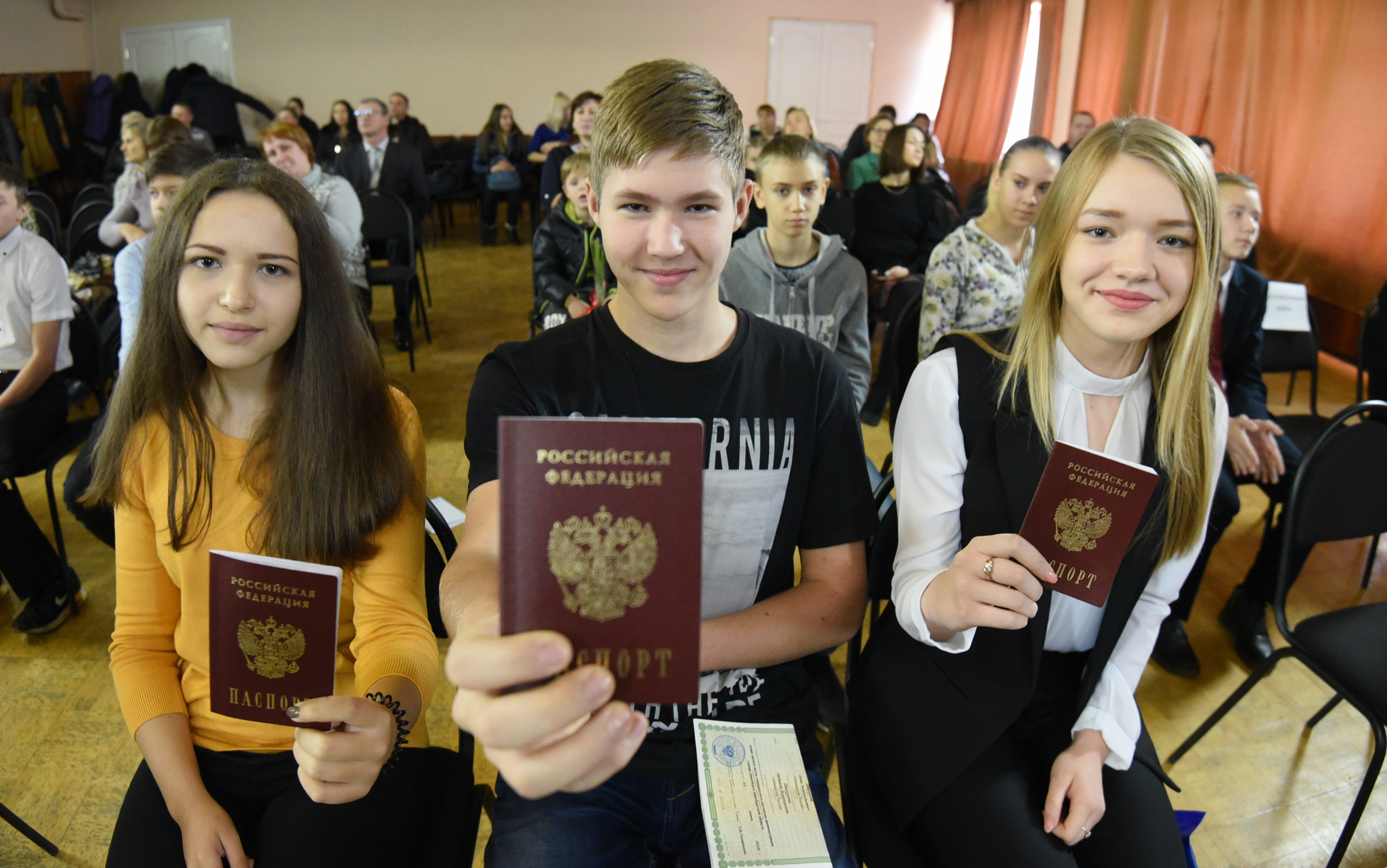 Получить российский паспорт в ЛНР могут как взрослые, так и подростки