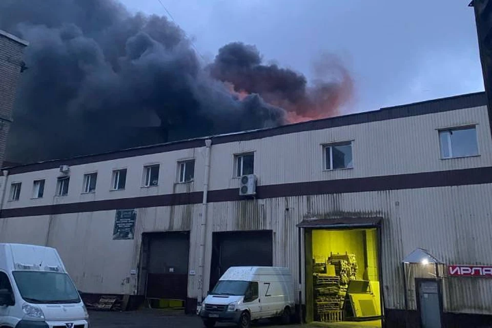Пожар охватил здание на Магнитогорской улице в Петербурге