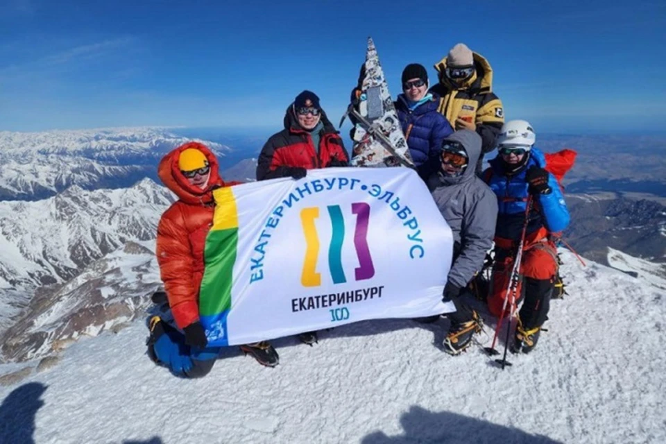 Альпинисты на протяжении 10 часов штурмовали вершину. Фото: пресс-служба мэрии Екатеринбурга