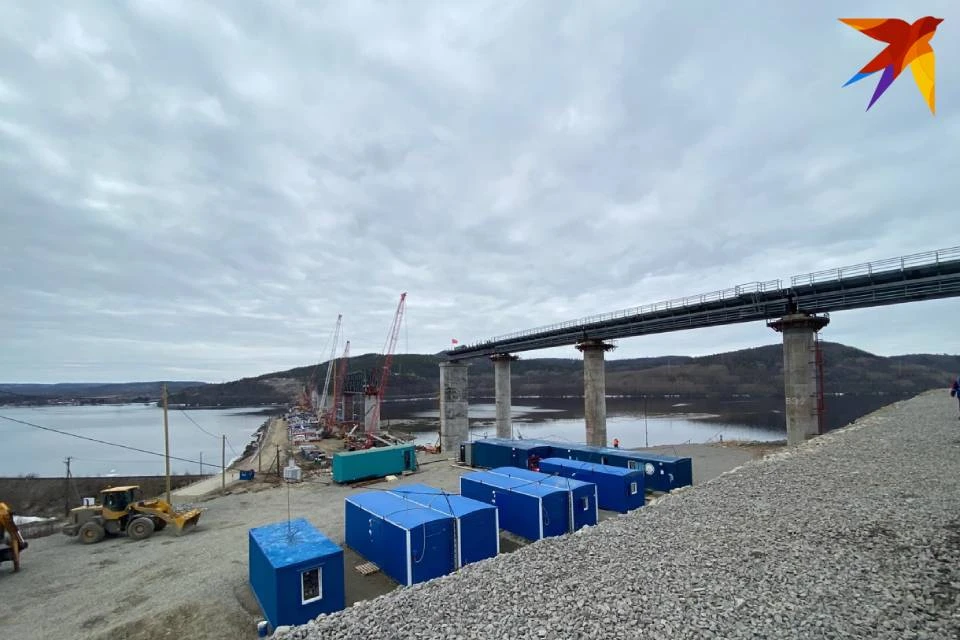 Строительство моста находится в активной стадии.