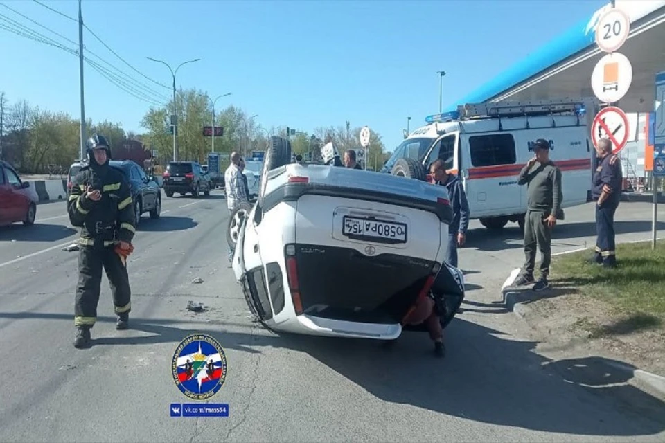 В Новосибирске «Тойота» перевернулась на крышу после столкновения с «Инфинити» у заправки. Фото: МАСС.