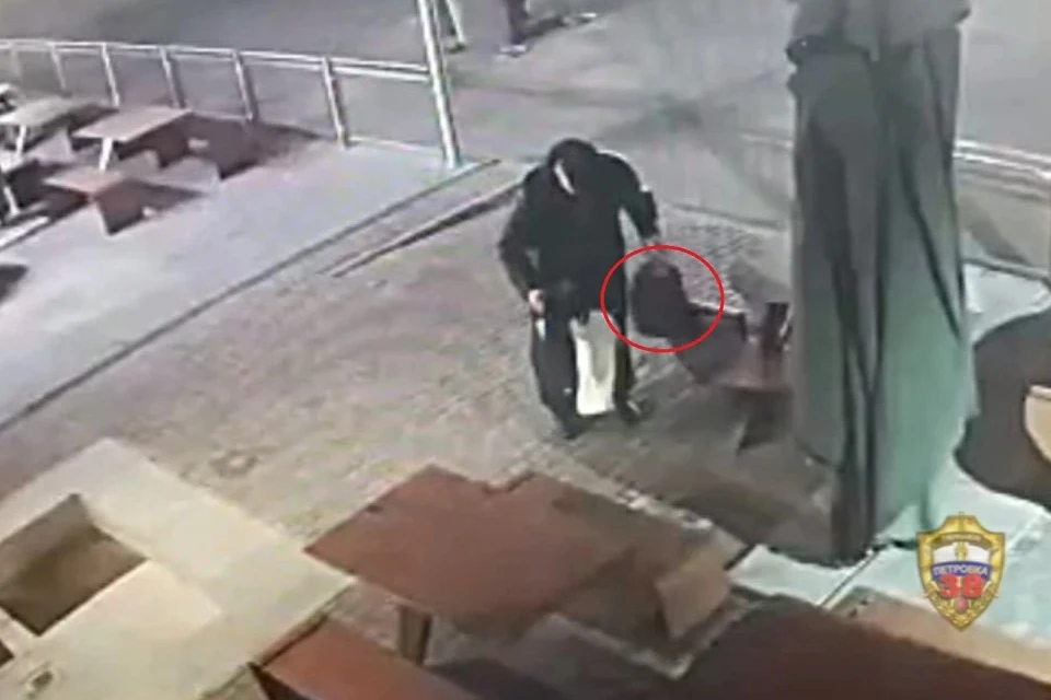 Мужчина украл брендовый рюкзак с документами и деньгами у посетителя ночного кафе в Москве