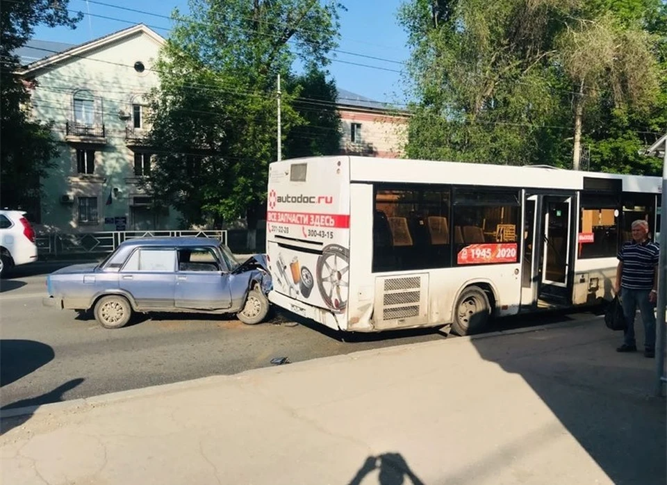 Вся передняя часть отечественной легковушки оказалась всмятку.