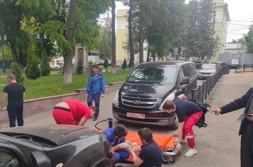 В Туле на проспекте Ленина 45-летнего мужчину зажало между собственным минивэном и автомобилем Nissan