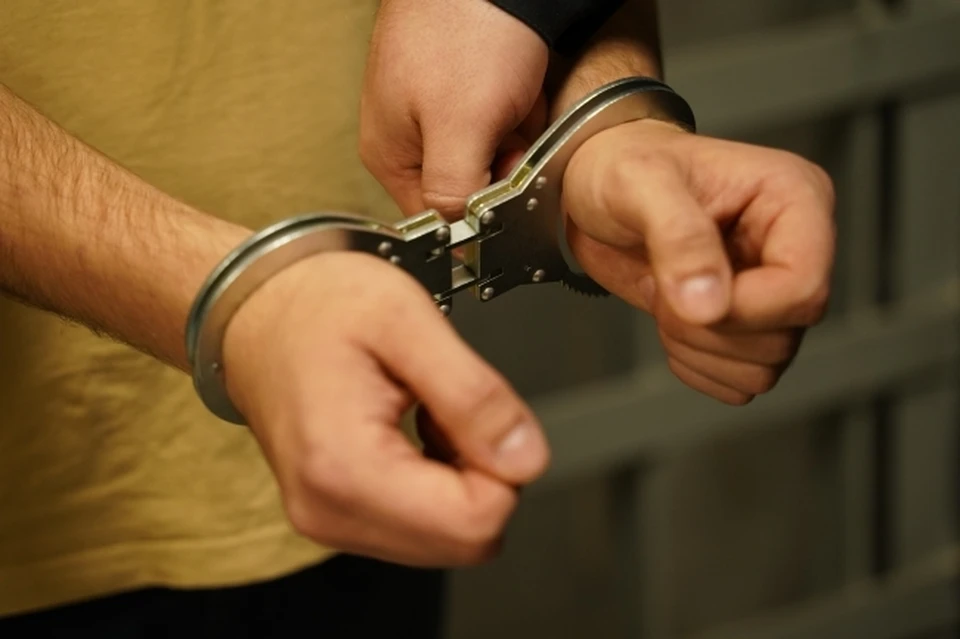 Полицейский столкнулся с неприятностями после того, как в воспитательных целях использовал наручники