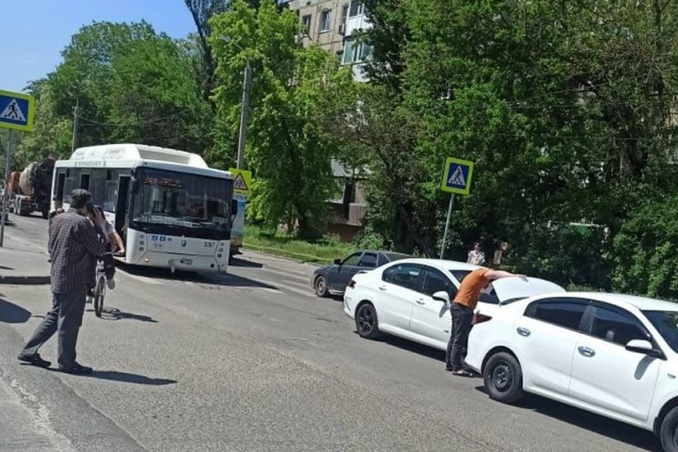 Столкнулись автобус № 34 А, Peugeot и Kia. Фото: очевидица происшествия