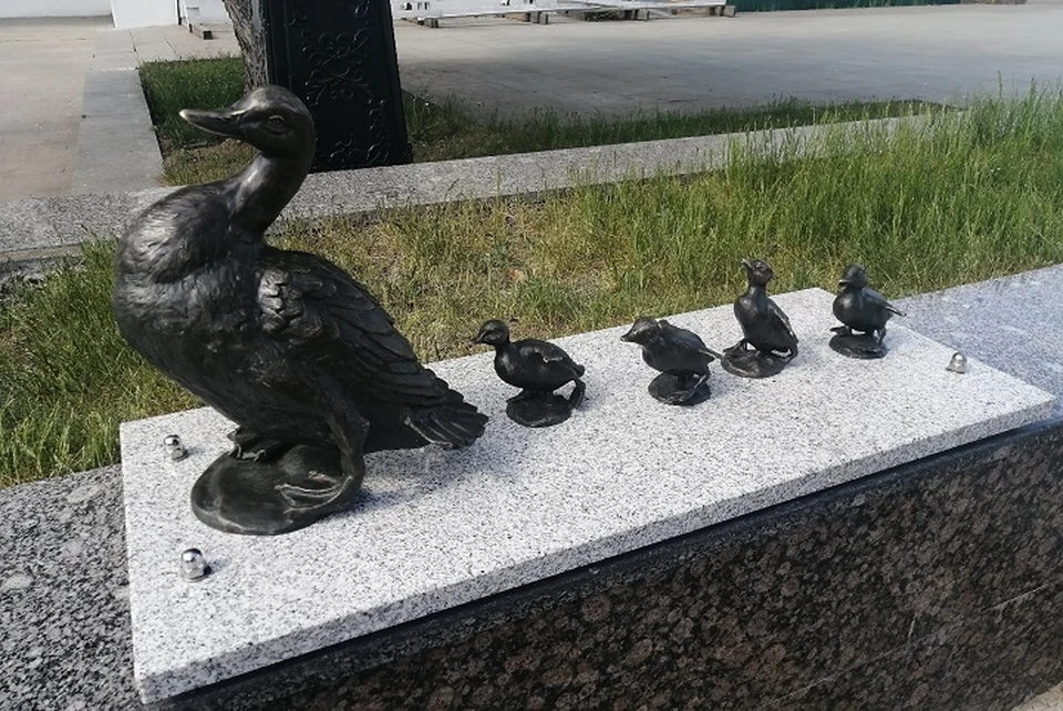 На площади у Речного вокзала в Ярославле установили трогательную скульптуру.