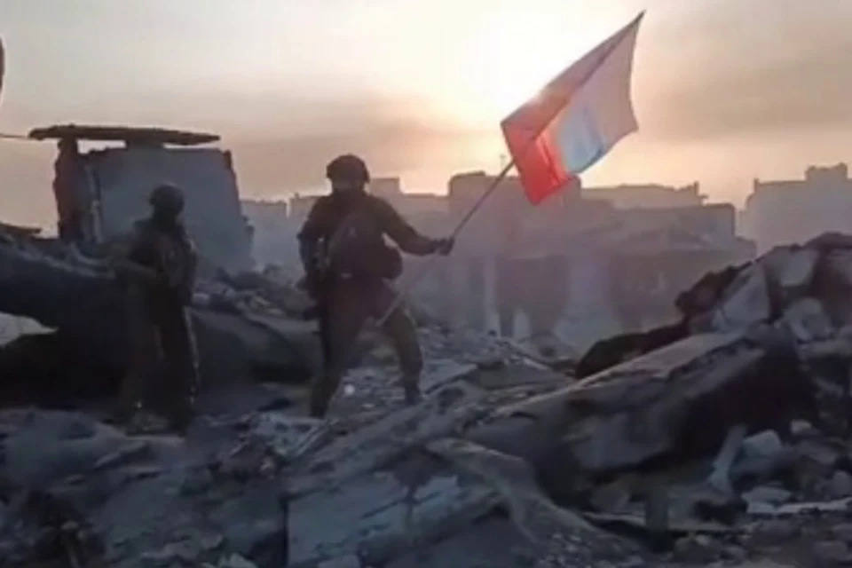 20 мая в Артемовске подняли российский флаг. Фото: Скриншот видео «Работаем, Брат»