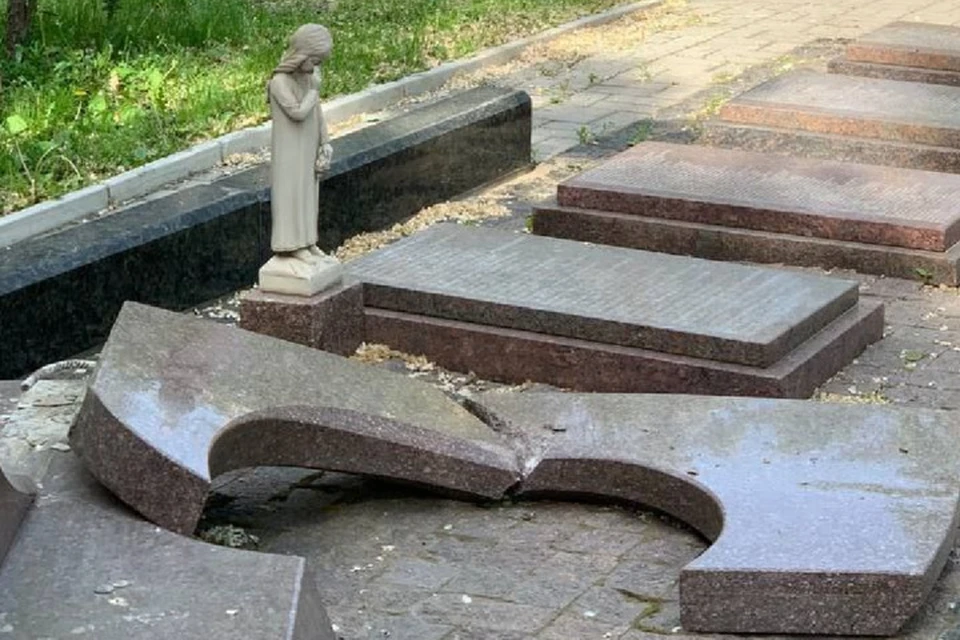 Ночью 30-летний мужчина разбил Мемориал погибшим мирным жителям города Горловка. Фото: ТГ/Приходько
