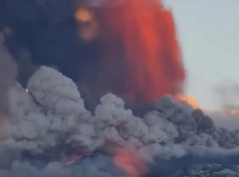 Извержение вулкана Этна остановило работу аэропорта в итальянской Катании, фото: скриншот из видео