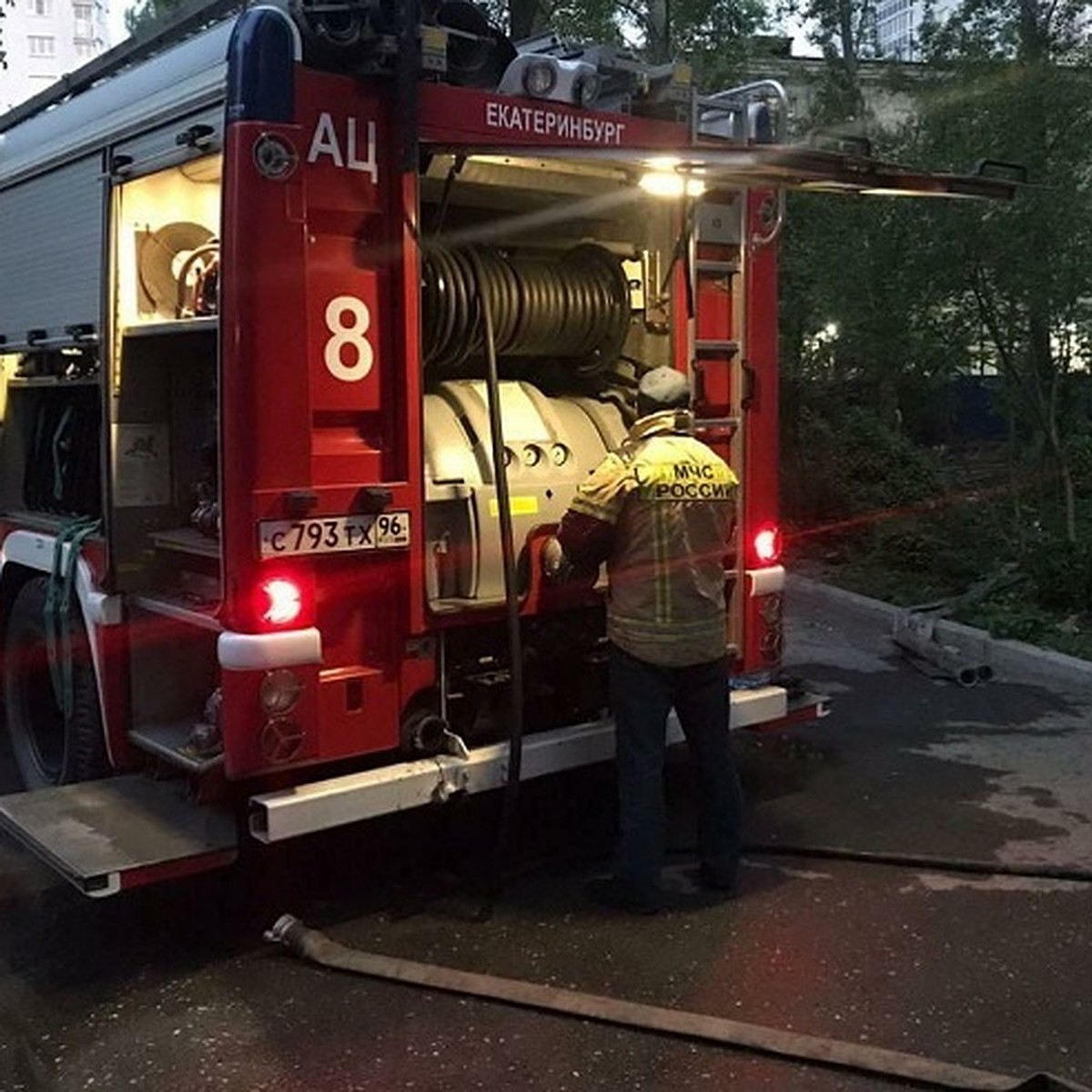 В Екатеринбурге во время пожара из пятиэтажки вывели 35 человек, включая 5  детей - KP.RU