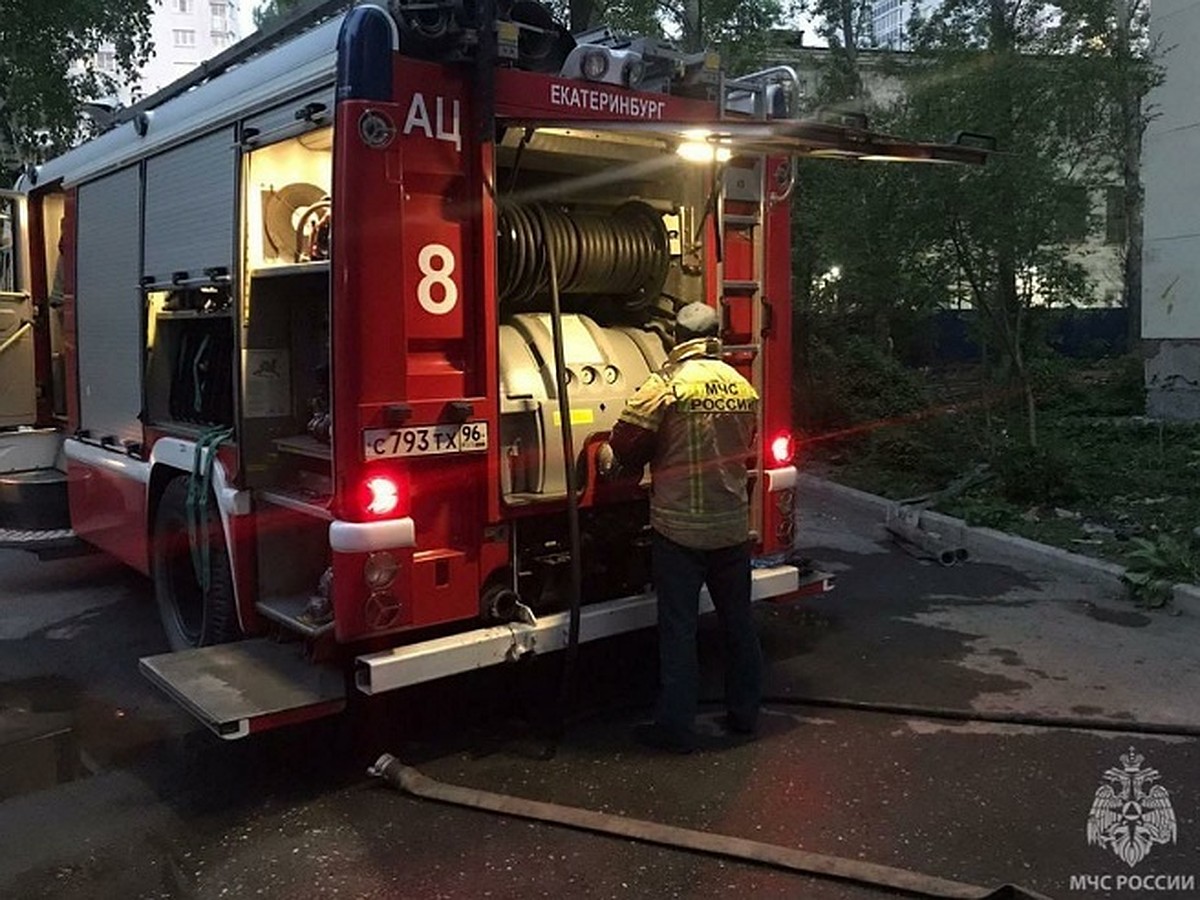 В Екатеринбурге во время пожара из пятиэтажки вывели 35 человек, включая 5  детей - KP.RU