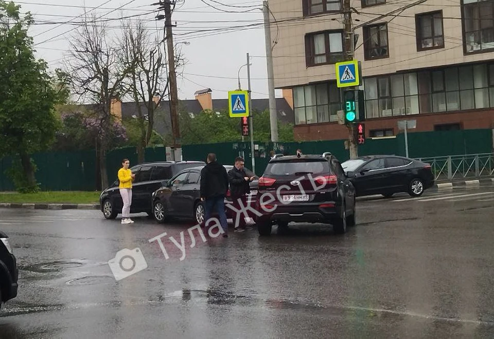 В Туле на улице Дмитрия Ульянова произошло тройное ДТП