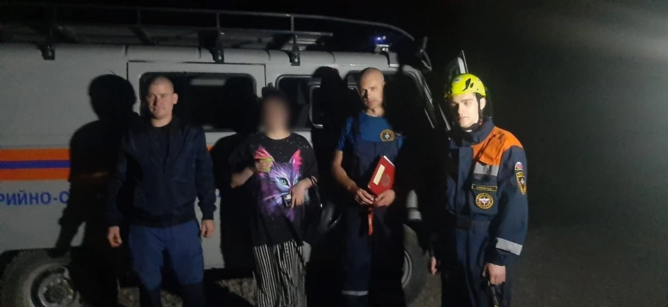 Спасатели провели с женщиной профилактическую беседу о правилах безопасного поведения. Фото: МЧС Республики Крым