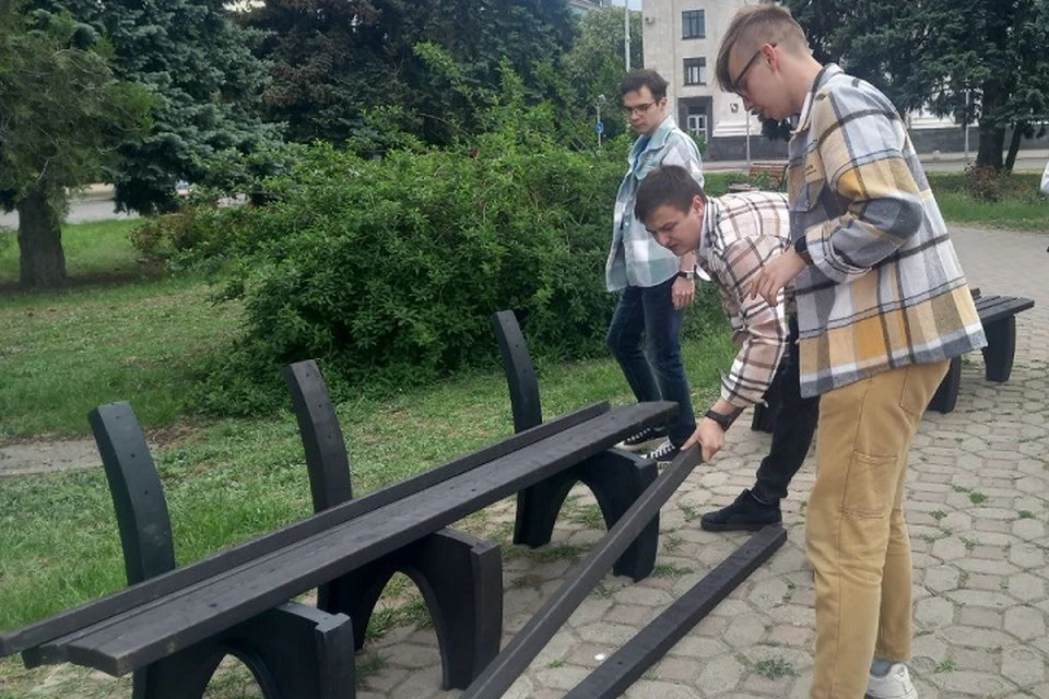 Семь эко-лавочек привезли в ЛНР из Сочи
