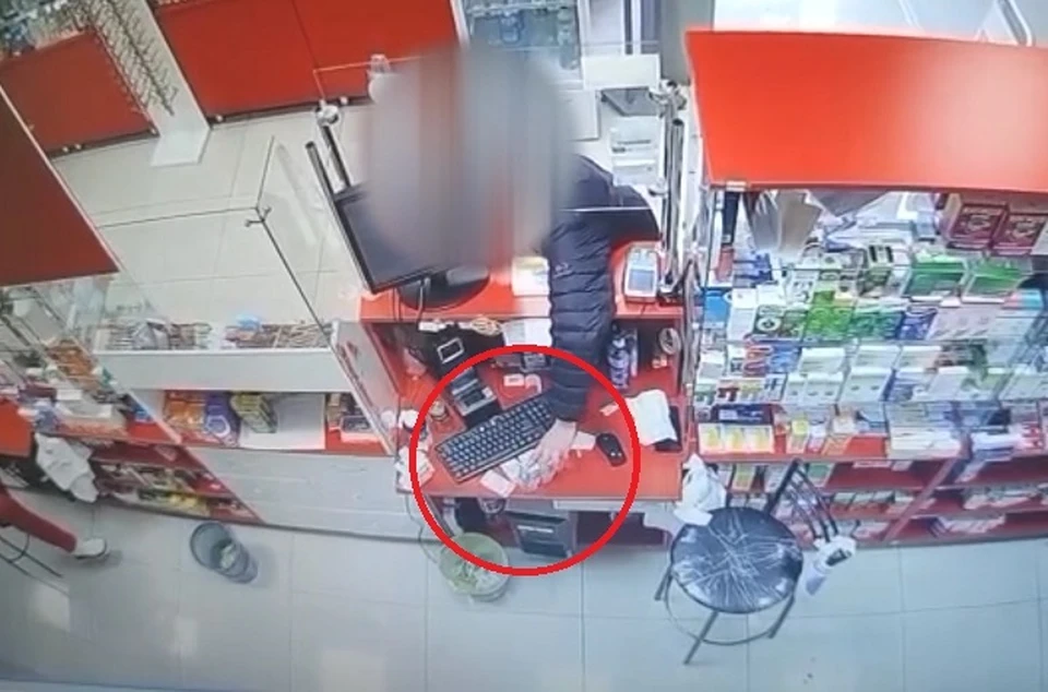 Камера наблюдения, фиксирующая все происходящее, мужчину не остановила Фото: скриншот из видео