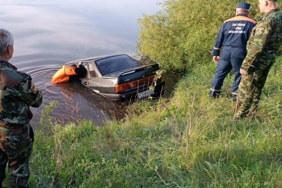 Спасатели подняли со дна пруда утонувший ВАЗ