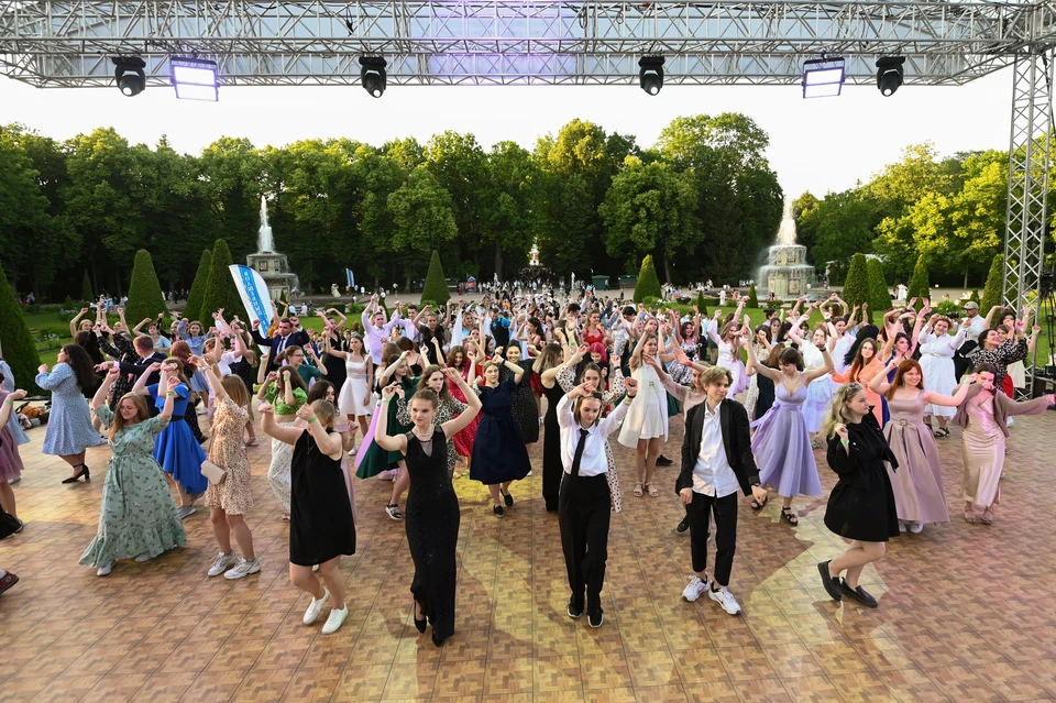 В Петербурге предложили проводить выпускные без запуска воздушных шаров.