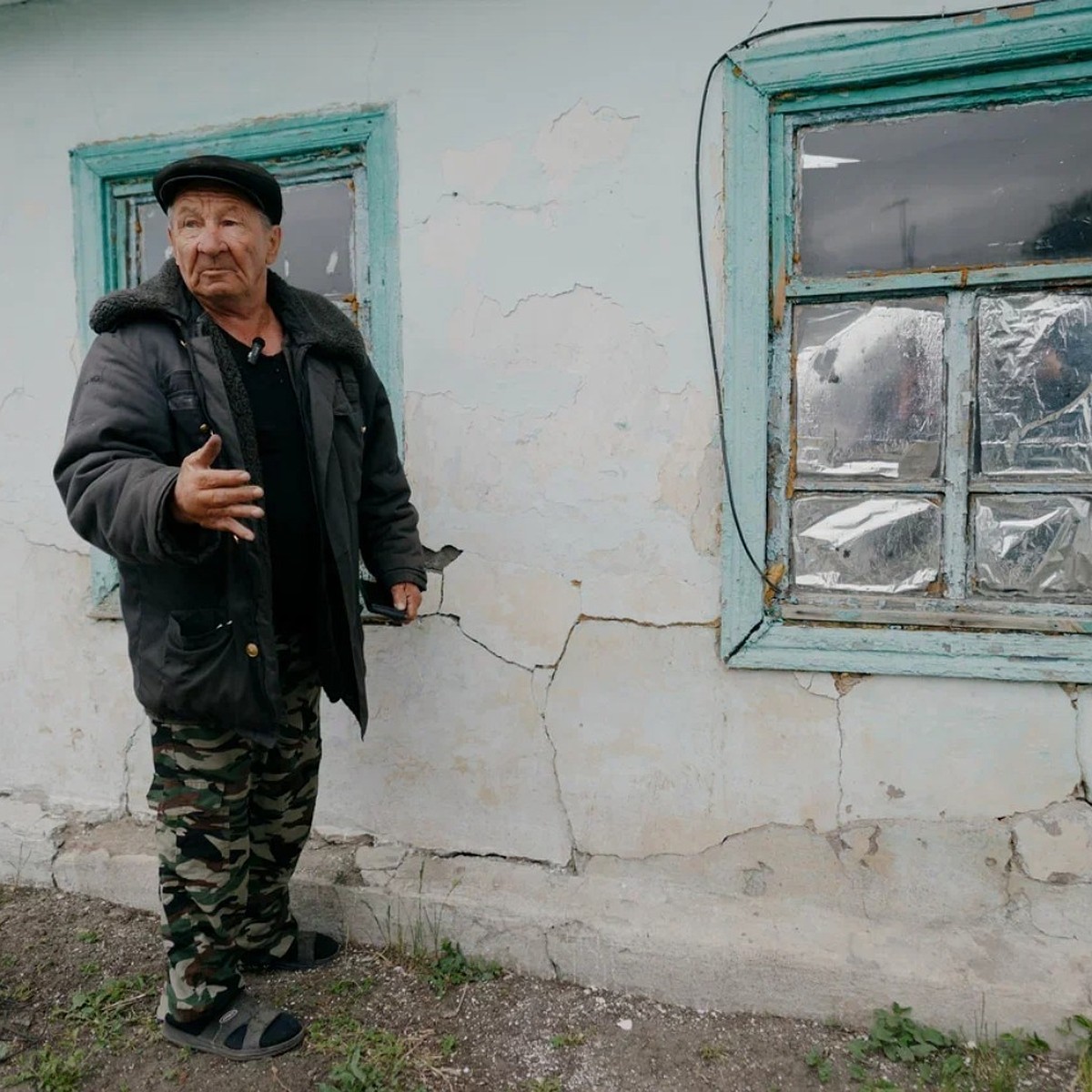 «Жена забрала младшего сына и уехала с молодым»: 71-летний пенсионер  воспитывает двоих детей в разваливающемся доме - KP.RU