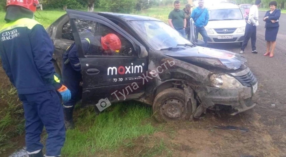 На трассе в Тульской области водитель автомобиля Renault не справился с управлением и съехал в кювет