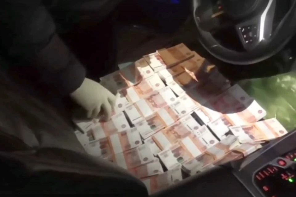 Деньги, обнаруженные в машине чиновника. Фото: СУ СК РФ по Тверской области