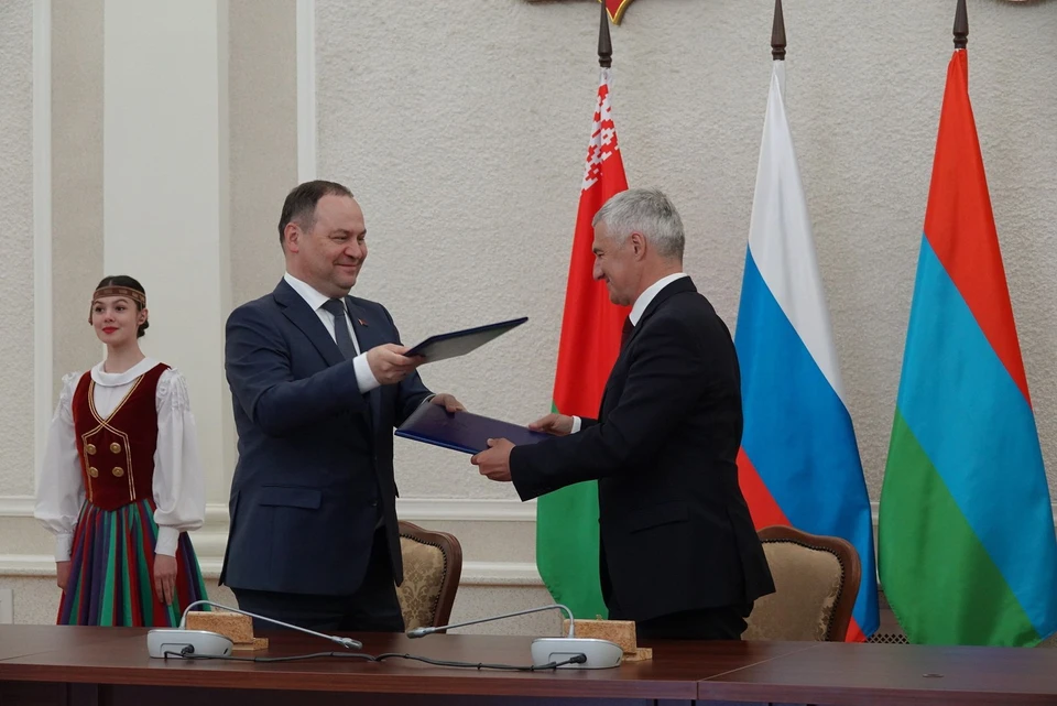Роман Головченко и Артур Парфенчиков подписали соглашение о сотрудничестве. Фото: официальный интернет-портал Республики Карелия.