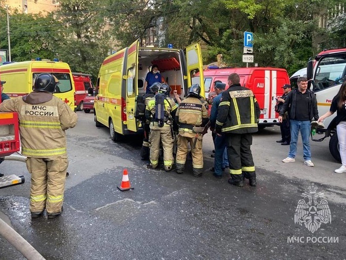 В Ростове из-за пожара в многоэтажке эвакуировали 30 человек, в том числе  пятеро детей - KP.RU