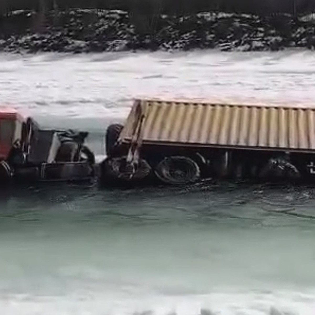 Жена водителя КамАЗа, утонувшего в Якутии, поблагодарила граждан за помощь  и обвинила владельца большегруза - KP.RU