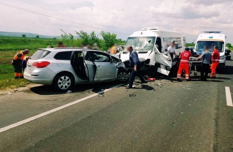 Еще одна жертва страшного столкновения рейсового микроавтобуса и автомобиля в Молдове: В больнице скончался водитель маршрутки