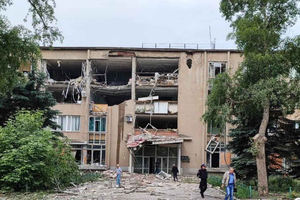 Последствия попадания ракет в здание Научно-исследовательского института в районе Покровского рынка. Фото: ТГ/Кулемзин