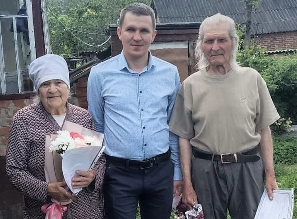 У супругов Крюченко за 60 лет совместной жизни образовалась большая семья: пятеро детей, десять внуков и девять правнуков.