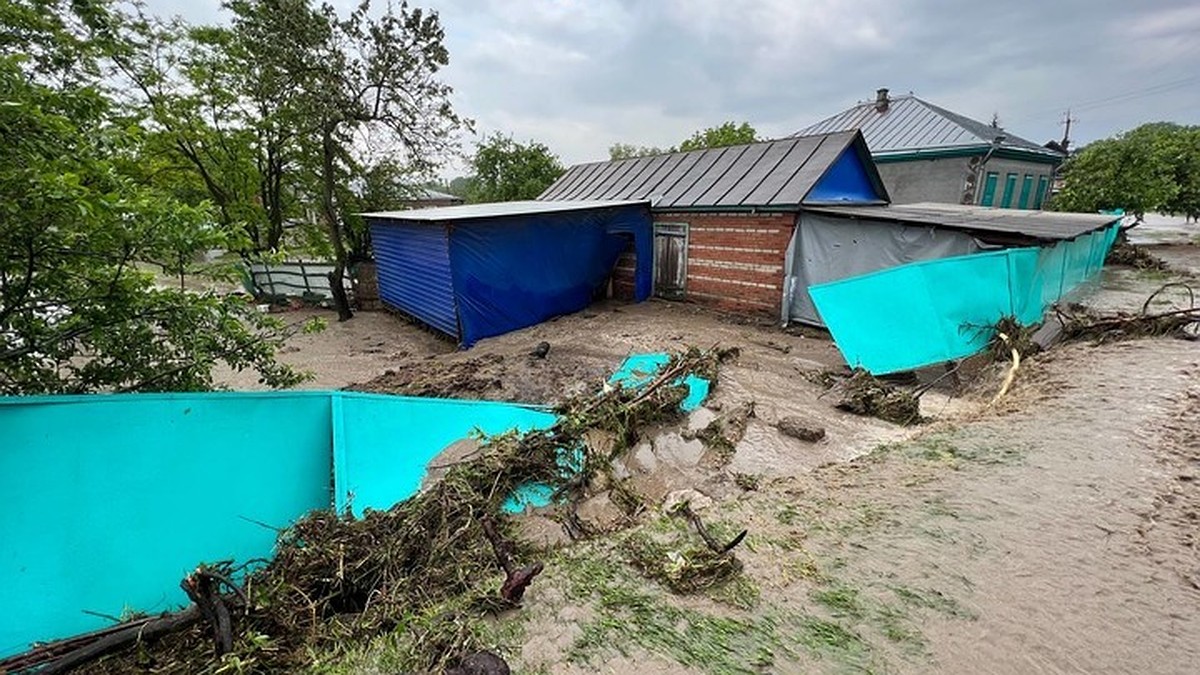 Дворы превратились в озера, введен режим ЧС: Что сейчас происходит в ауле  Ходзь Адыгеи после мощного ливня - KP.RU