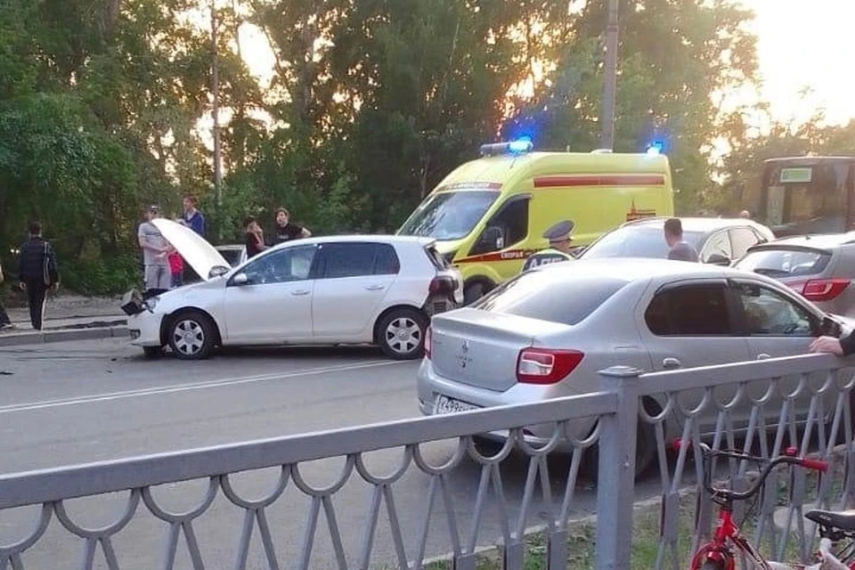 На улице Косарева столкнулись три авто. Фото: читатель "КП-Екатеринбург"