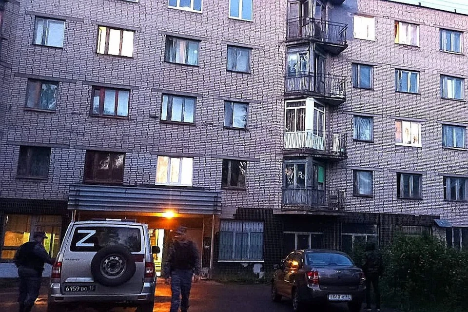 Женщину доставил в больницу. Фото: Росгвардия Петербурга и Ленинградской области