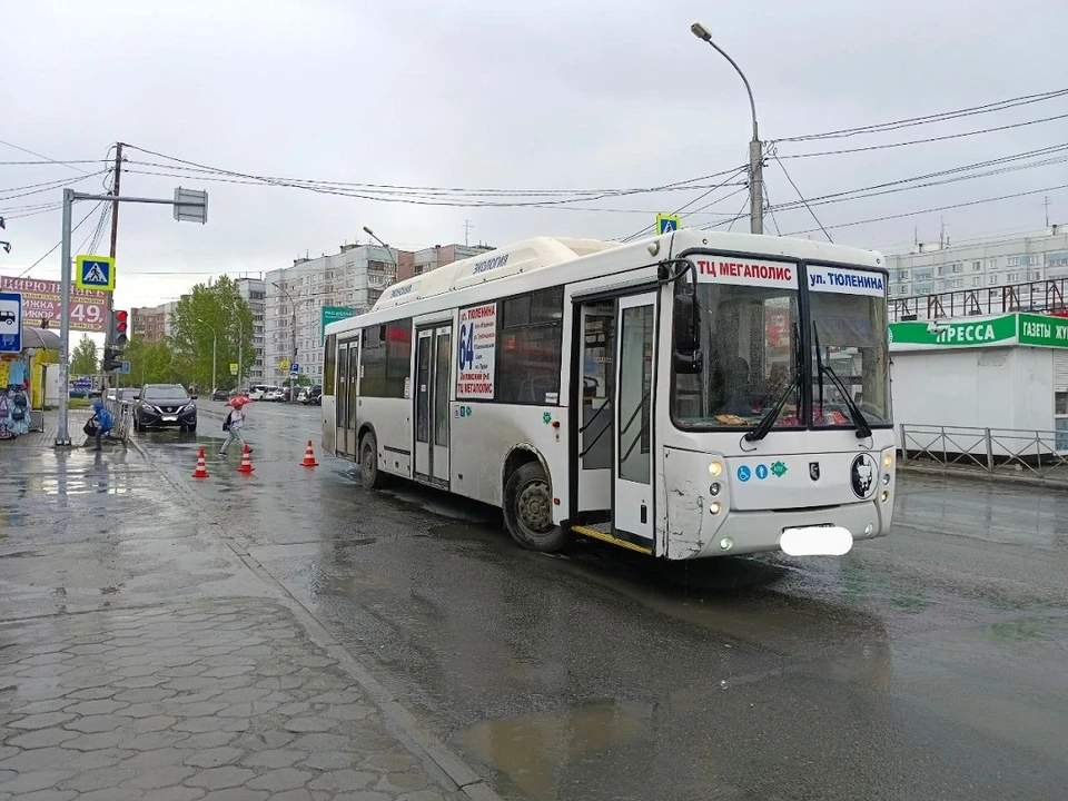 Женщина переходила дорогу рядом с пешеходным переходом. Фото: пресс-служба ГИБДД Новосибирска.