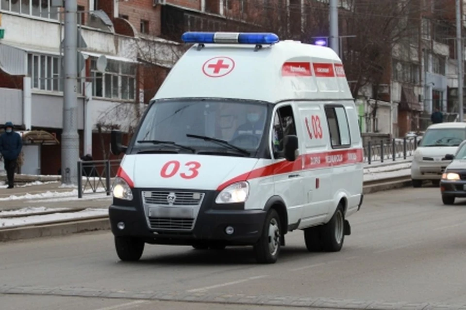 Мальчика увезли со сломанным позвоночником.