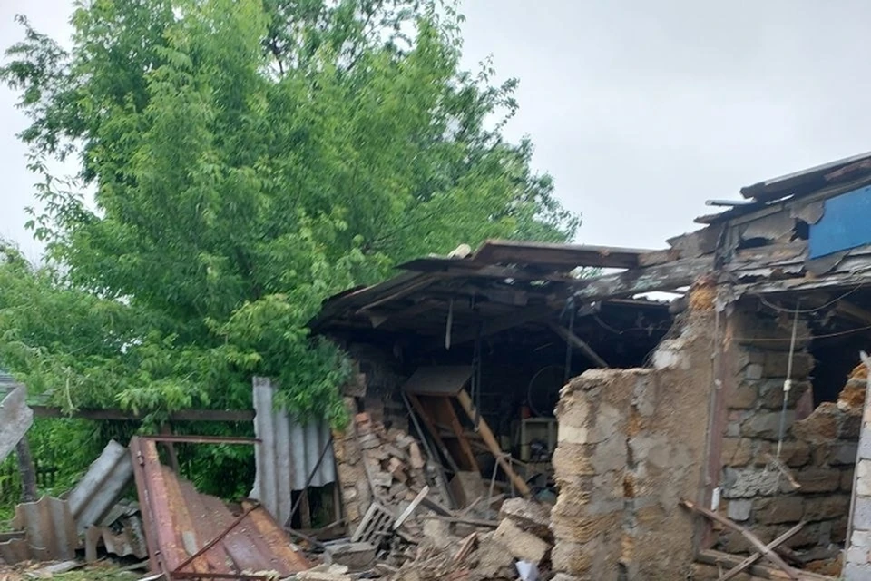 Поврежденный вследствие обстрела боевиками ВСУ дом в Михайловке. ФОТО: телеграм-канал Владимира Рогова