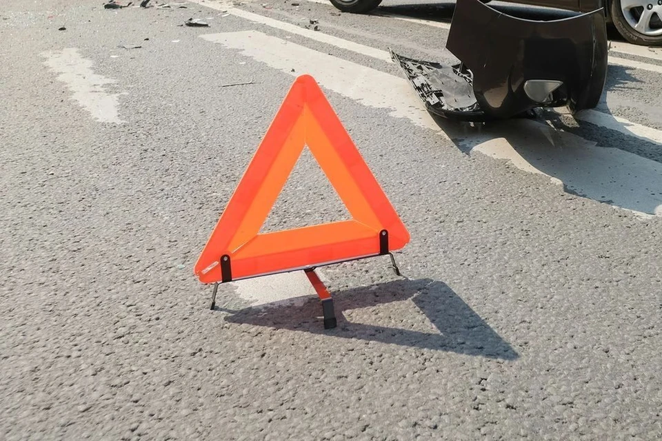 В Кировском районе Новосибирска произошло ДТП с участием грузовика и «Мерседеса».